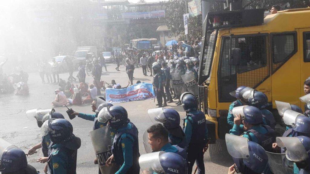 শাহবাগে আন্দোলনরতদের উপর জলকামান নিক্ষেপ