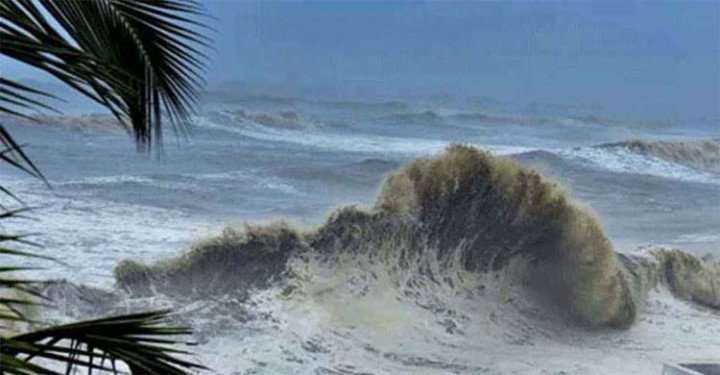 বঙ্গোপসাগর উত্তাল, ১৫ জেলায় জলোচ্ছ্বাসের শঙ্কা