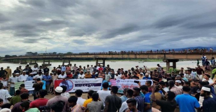 বালু লোভীদের কবল থেকে ধলাই সেতু রক্ষায় মানববন্ধন ও সমাবেশে