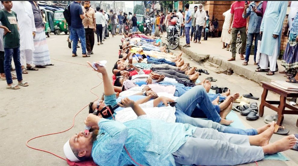 ফুটপাত ও রাস্তা দ খ ল মুক্ত করার দাবিতে ‘শোয়া’ কর্মসূচী পালিত সিলেটে