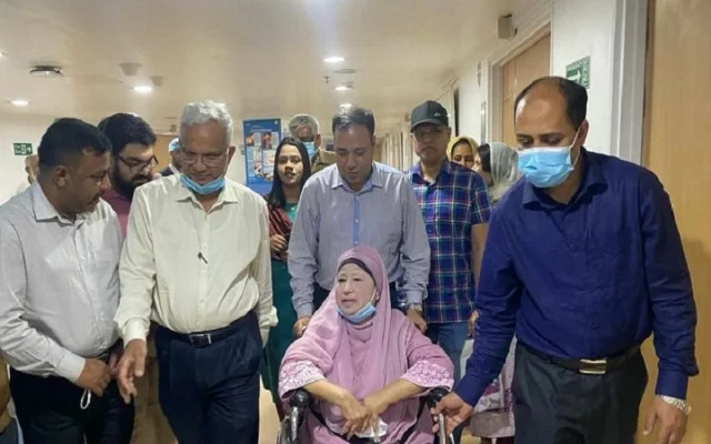 শারীরিক পরীক্ষা-নিরীক্ষা শেষে বাসায় ফিরেছেন খালেদা জিয়া