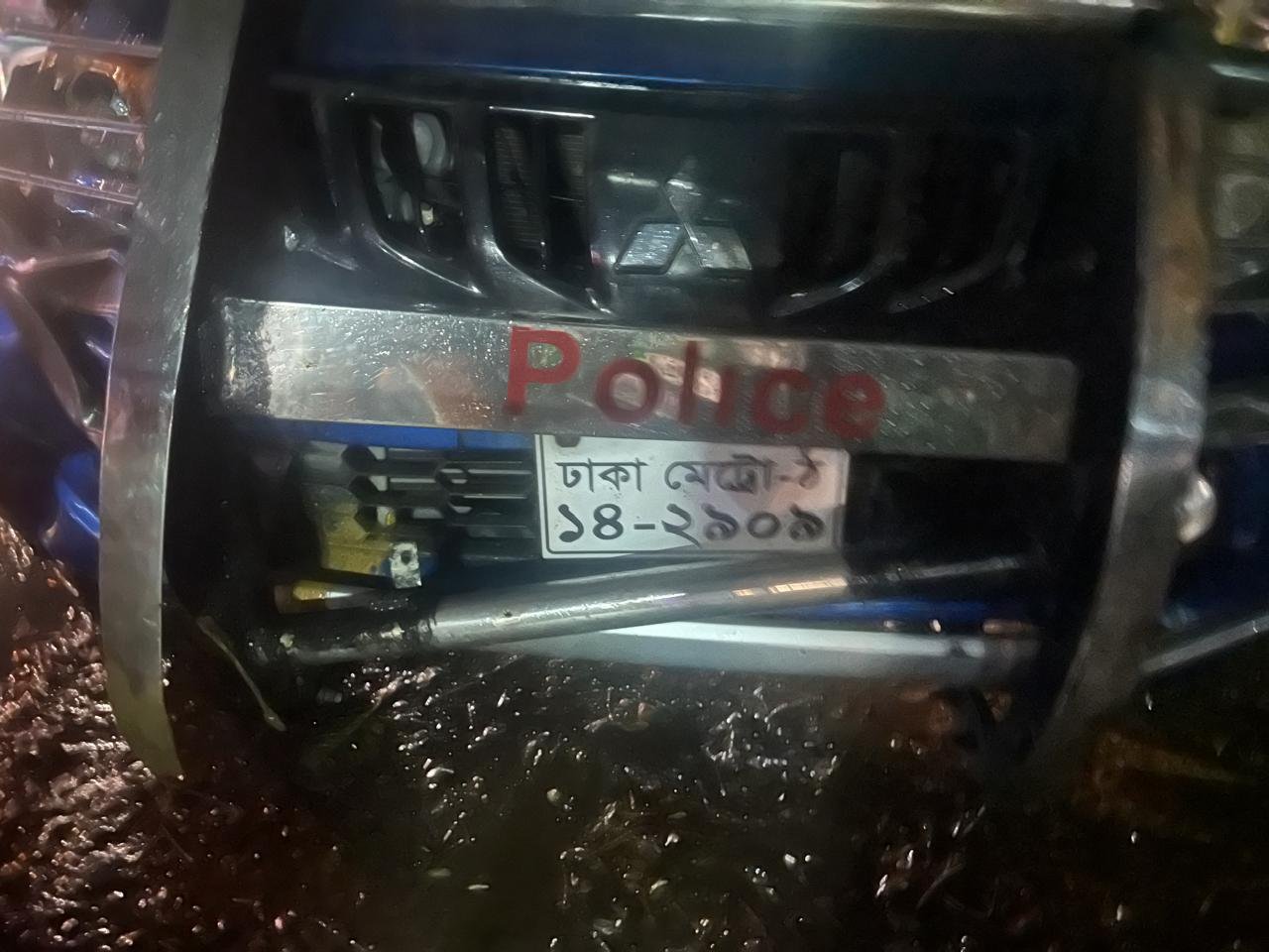 সিএনজি অটোরিকশায় পুলিশ ভ্যানের ধাক্কা, গাড়ি ভাংচুর, চালককে মারধর