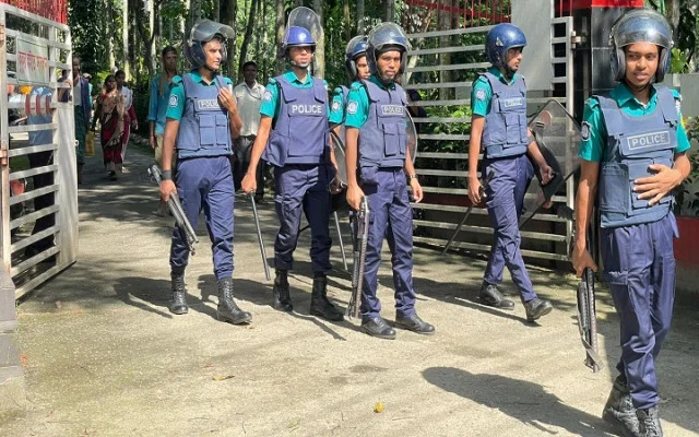 মালনীছড়ায়  শিল্পপতি রাগীব আলীর সাথে মেয়ে রেজিনার সাক্ষাৎ নিয়ে রহস্য