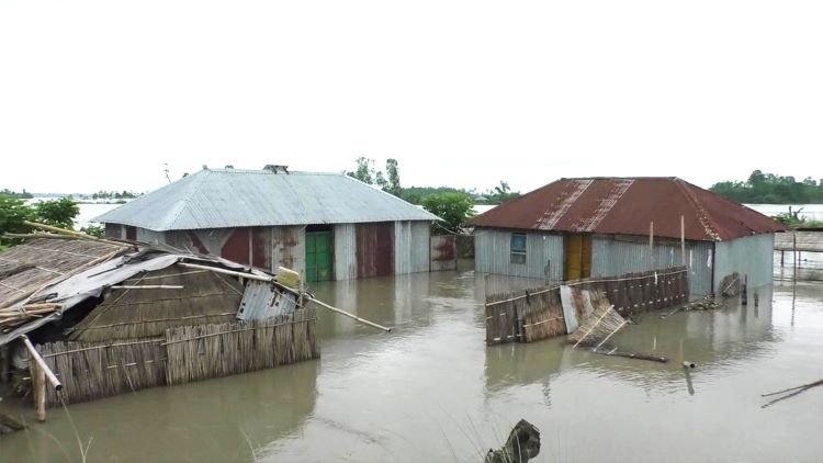 ৪০টি গ্রাম প্লাবিত, পানি বন্দি লাখো মানুষ