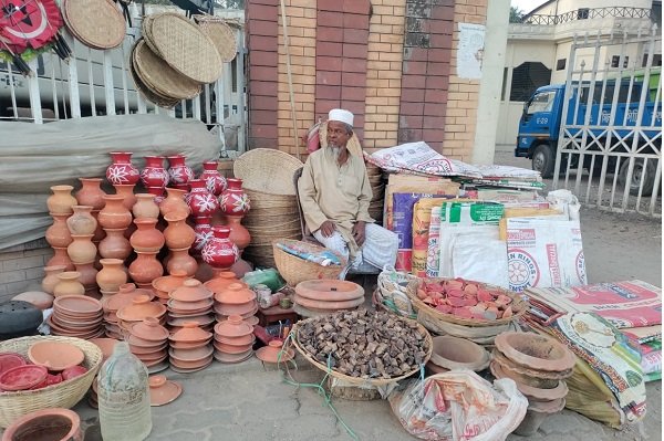 পোড়ামাটির বিস্কুট ছিকর; যায় যুক্তরাজ্যেও