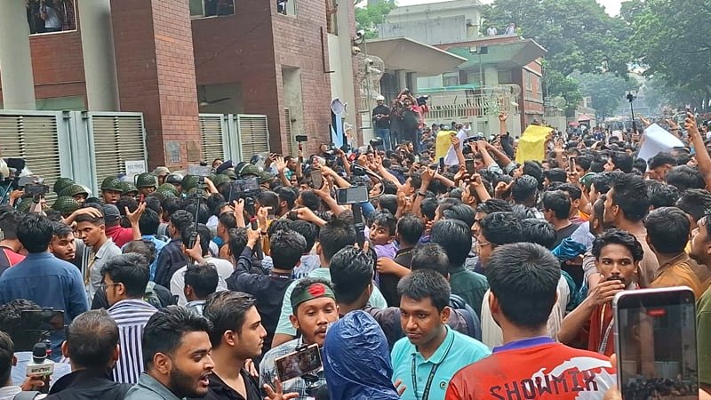 শিক্ষা উপদেষ্টা ও শিক্ষা সচিবের পদত্যাগ দাবিতে সচিবালয়ের ঘেরাও