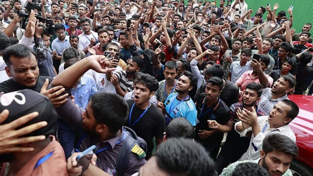 মাইলস্টোন শিক্ষার্থীদের বিক্ষোভ