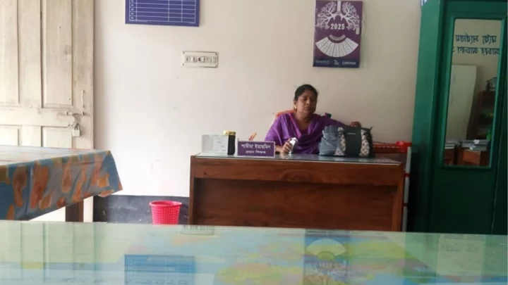 সবশেষে শেখ মুজিবের ছবি সরালেন সেই প্রধান শিক্ষিকা