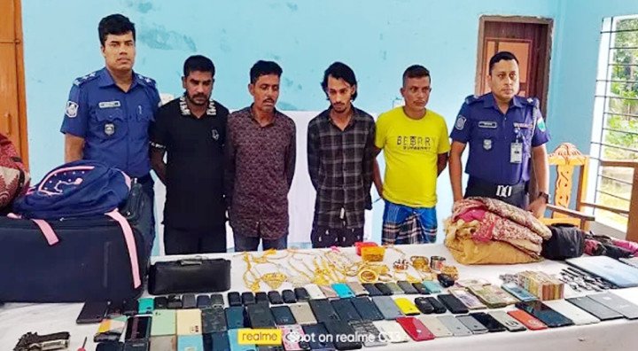 জকিগঞ্জে থানা পুলিশের ডাকাত দলের অভিযানে  ৪ সদস্য গ্রে ফ তা র