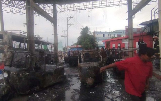 নবীগঞ্জের আউশকান্দি সিএনজি গ্যাস ষ্টেশনে অগ্নিকান্ডে  সিএনজি, বাস সহ পাম্প পুড়ে ছাই