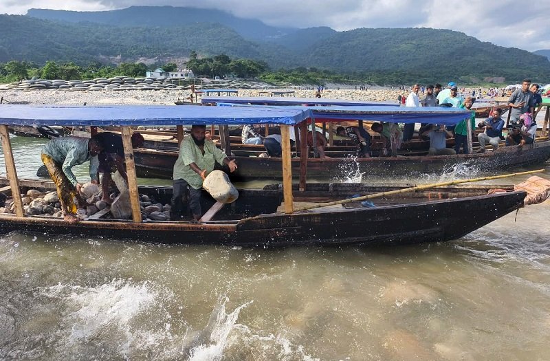 সাদা পাথর লুটের কান্ডে খনিজ সম্পদ মন্ত্রণালয় মামলার আসামি হবে