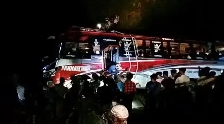 সিলেটের জাফলং থেকে সিলেটগামী বাস নিয়ন্ত্রণ হারিয়ে খাদের পানিতে : নিখোঁজ ২, আ হ ত ২৮