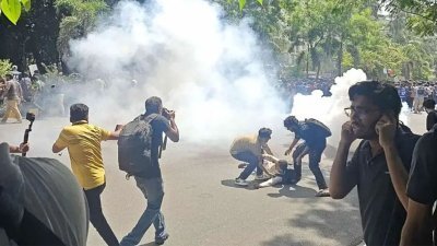 শাহবাগে পুলিশ-শিক্ষার্থী সংঘর্ষ: অভিযোগ শিক্ষার্থীদের আন্দোলনে পুলিশ অনৈতিক হস্তক্ষেপ