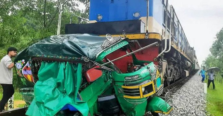 কক্সবাজারের রামুর রশিদনগরে ট্রেনের ধাক্কায় যাত্রীবাহী অটোরিকশার চালকসহ চারজন নিহত