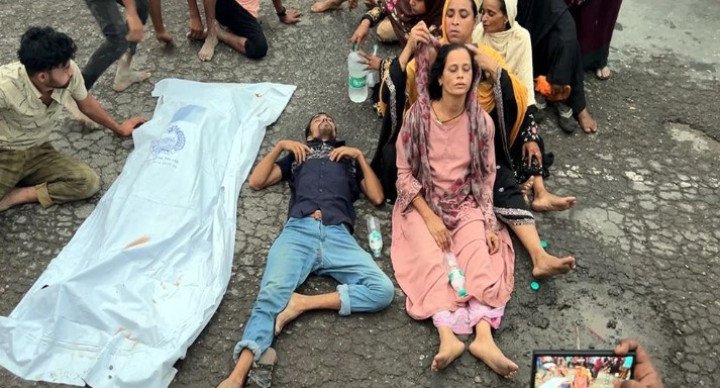 ছেলের লাশ নিয়ে মহাসড়ক অবরোধ করলেন মা