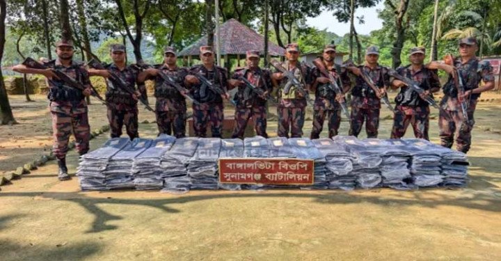 সুনামগঞ্জে মধ্যনগর বিপুল পরিমাণ ভারতীয় চোরাই পণ্য ব্লেজারের কাপড় জব্দ করেছে বিজিবি