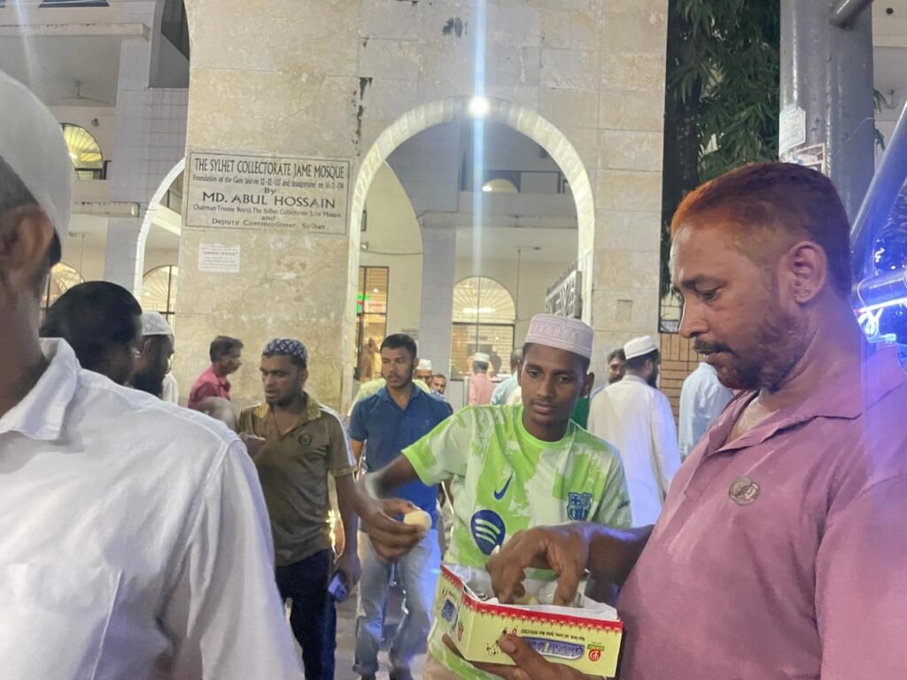 সিলেটের জেলা প্রসাসকের বদলিতে নগরে মিষ্টি বিতরনের মধ্য দিয়ে খুশি উদযাপন করেছে অনেকে