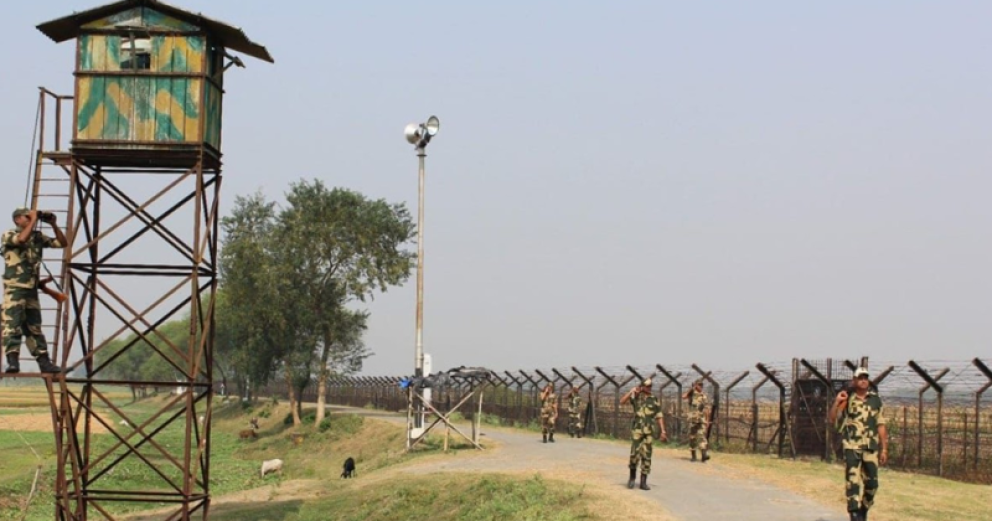 সীমানারেখা অতিক্রম করে মুঠোফোনে ছবি তুলতে গিয়ে বাংলাদেশি দুই কিশোর আটক