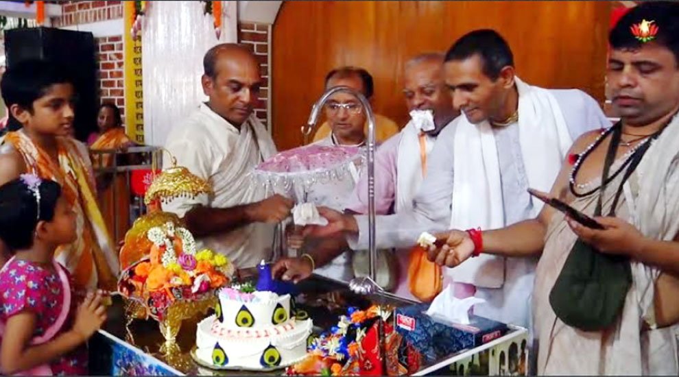 মহাভিষেক ও কেক কেটে রাধাষ্টমী উদযাপন সিলেটে