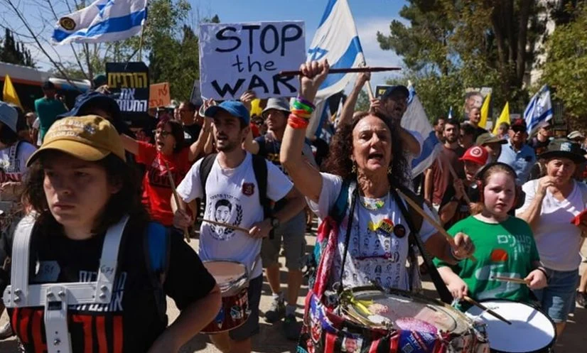 গাজায় যুদ্ধ বন্ধ ও আটক জিম্মিদের মুক্তির দাবিতে ইসরায়েলের মানুষ বিক্ষোভে নেমেছে