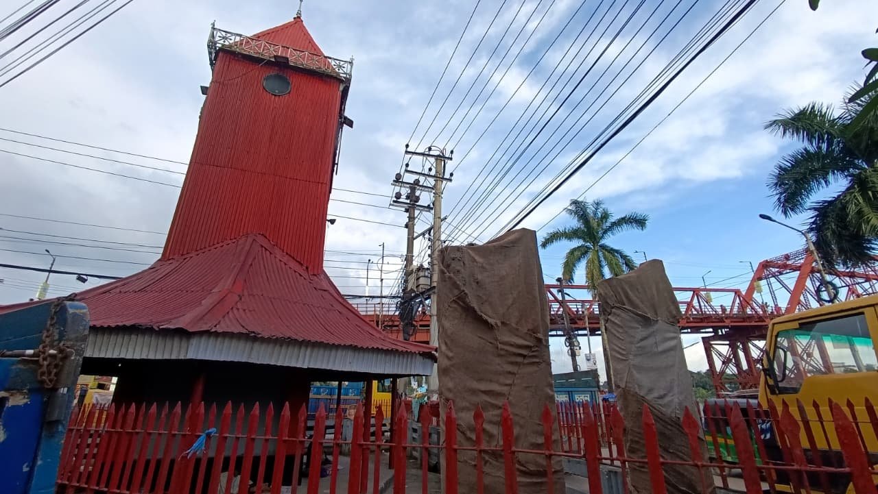 জুলাই শহীদদের স্মৃতিফলক ’স্ট্রিট মেমোরি স্ট্যাম্প’ আলী আমজদের ঘড়িঘরের ভেতর’নির্মাণে সমালোচনার ঝড়