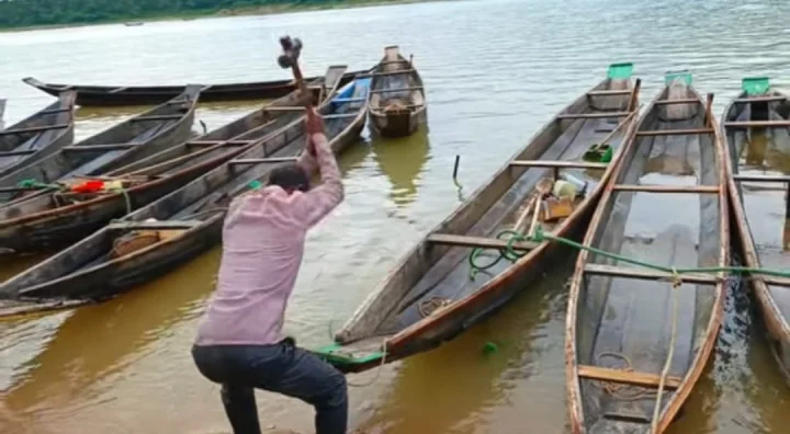 পাথর উত্তোলন বন্ধে অভিযান, নৌকা ভাঙার অভিযোগ প্রশাসনের উপর