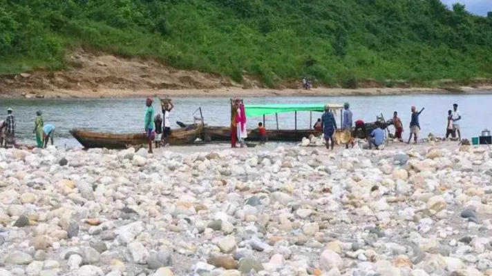 প্রশাসন শক্ত হওয়ায়  নিজ খরচে লুন্ঠিত  দুই লাখ ঘনফুট পাথর প্রশাসনের কাছে জমা