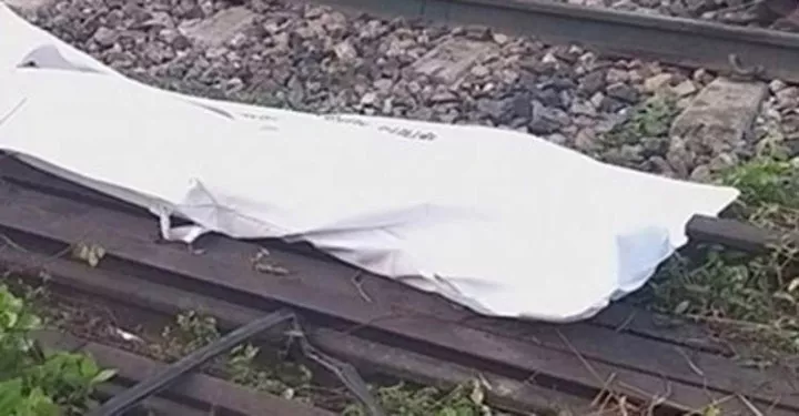 ন্তঃনগর কালনী এক্সপ্রেস ট্রেন থেকে পড়ে নারীর মৃ ত্যু