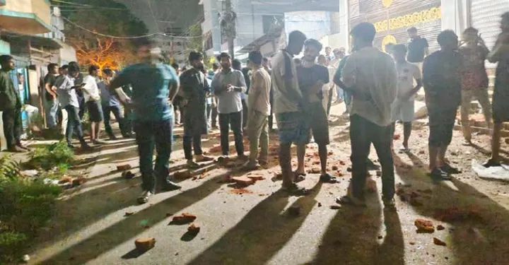 ছাত্রীকে হেনস্থার জেরে স্থানীয়দের সঙ্গে শিক্ষার্থীদের সংঘর্ষের ঘটনায় আহত অর্ধ শতাধিক