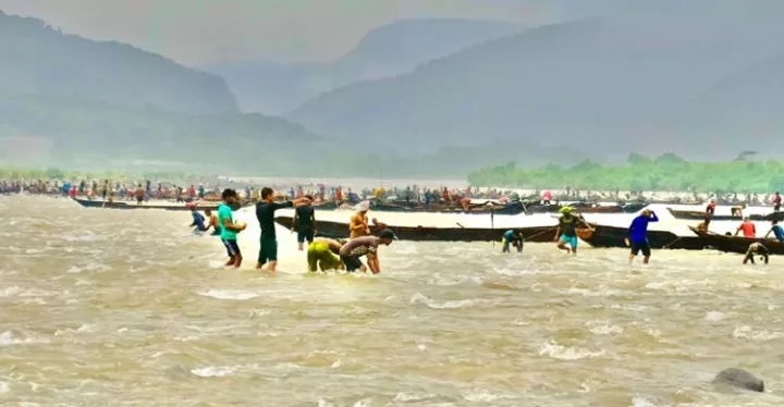 প্রশাসনের উদাসীনতা; পাথরখেকোদের লুটপাটে বিবর্ণ সাদাপাথর