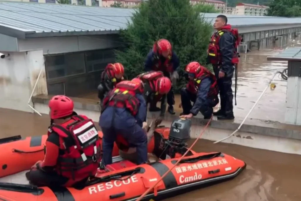 বেইজিংয়ের উপকণ্ঠে ভয়াবহ বন্যায় বৃদ্ধাশ্রমের ৩১ জনের মৃত্যু হয়েছে