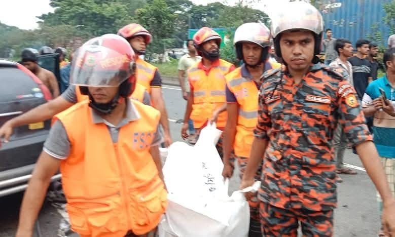 কাভার্ড ভ্যানের সাথে মাইক্রোবাসের ধাক্কায় বাবা ও মেয়ের মৃত্যু ;মোট আহত চারজন