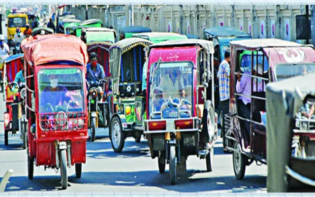 অভিযানের মধ্যেও সিলেটের সড়কে চলমান ইজিবাইক-টমটম