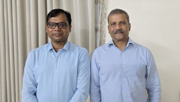 আইন উপদেষ্টার আবেগঘন পোষ্ট সিলেটের ডিসি সারওয়ারকে নিয়ে