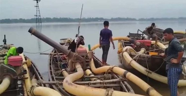 সিলেটের কোম্পানিগঞ্জে অবৈধ বালু উত্তোলনে যৌথ অভিযানে ১২ নৌকা আটক
