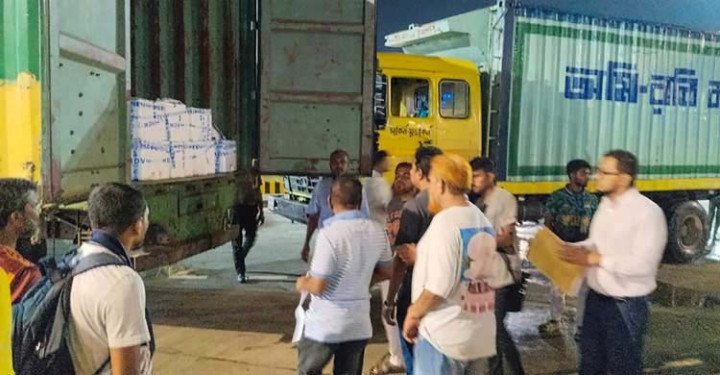 শারদীয় দুর্গাপূজা উপলক্ষে প্রথম চালানে সাড়ে ৩৭ টন ইলিশ ভারতে  ডুকেছে