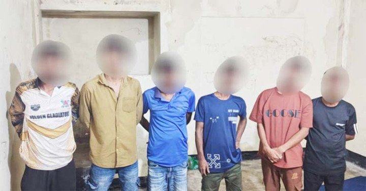 জুয়া খেলার সময় হাতেনাতে আটক ৬ যুবক