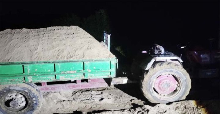 যৌথ অভিযানে দু’টি ট্রাক্টরসহ একজনকে আটক করেছে বিজিবি ও পুলিশ