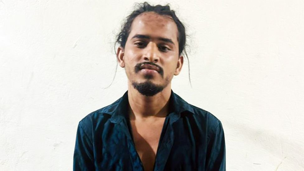 শুটার রিয়াজকে রূপগঞ্জ থানা পুলিশের কাছে হস্তান্তর