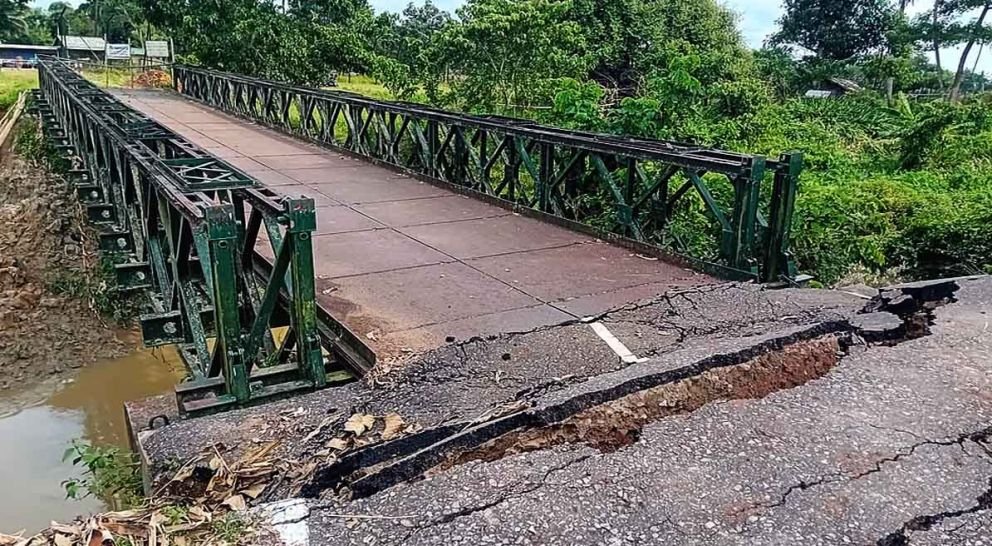 মৌলভীবাজারের জুড়ী উপজেলার বটুলি সীমান্তে ব্রিজ ধসে আমদানি-রপ্তানি বন্ধ