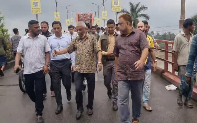 কীন ব্রীজে হকার উচ্ছেদ অভিযান : তদারকিতে জেলা  প্রশাসক ও সাবেক মেয়র