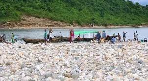 পর্যটকবাহী নৌকা ছাড়া সব নৌকা চলাচল নিষিদ্ধ সিলেটের সাদাপাথরে