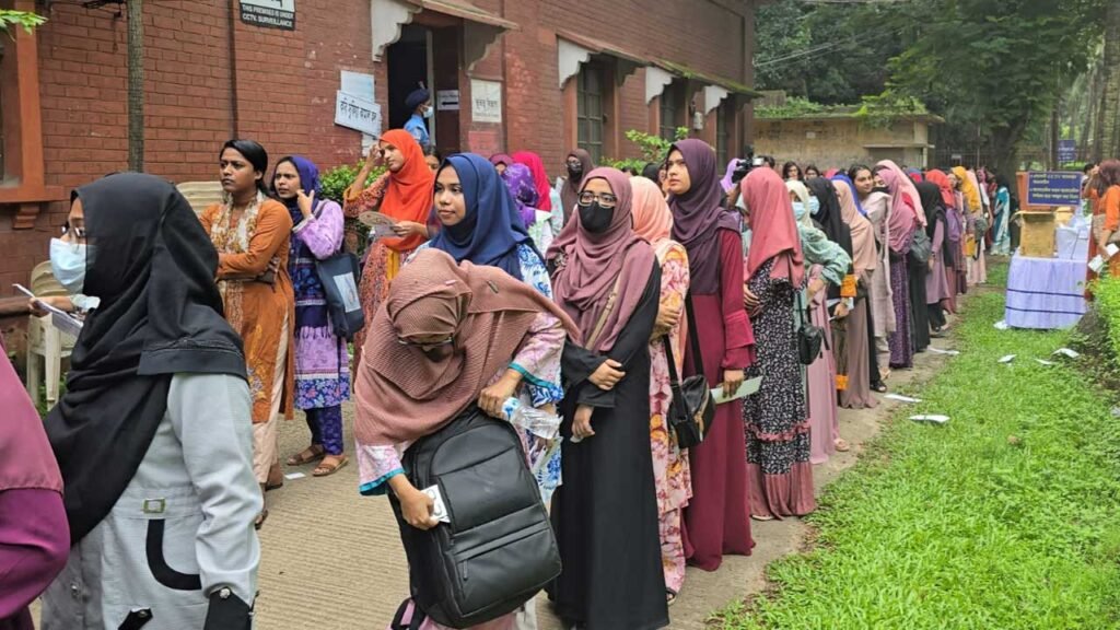 ডাকসু নির্বাচনের ভোটগ্রহণ শুরু ; কেন্দ্রে কেন্দ্রে ভোটারদের লম্বা লাইন