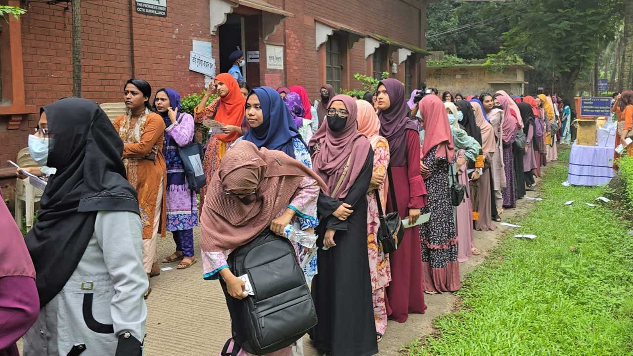 ডাকসু নির্বাচনের ভোটগ্রহণ শুরু ; কেন্দ্রে কেন্দ্রে ভোটারদের লম্বা লাইন