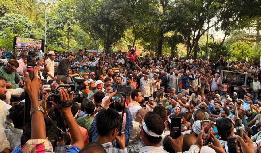 দাবি মেনে না নেওয়া পর্যন্ত আন্দোলন চলতেই থাকবে:”ব্লকেড কর্মসূচিতে শিক্ষকদের আল্টিমেটাম