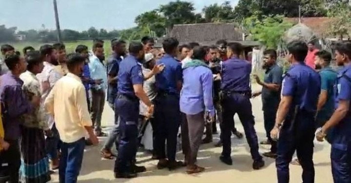 বালুবাহী ট্রাক আটকানোর সময় পুলিশের ওপর হামলা