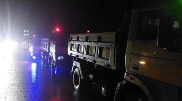 ধলাই ব্রিজের নিচ থেকে অবৈধ বালু পরিবহনের সময় চার ট্রাক জব্দ