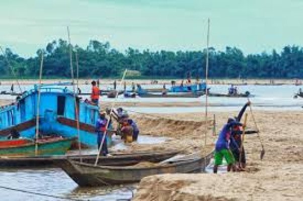সুনামগঞ্জের সীমান্ত নদী যাদুকাটায়  পাড় কেটে বালু লুট
