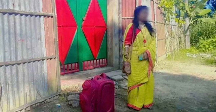 শ্রীমঙ্গলে স্ত্রীর অধিকার চেয়ে প্রবাসী স্বামীর বাড়ির সামনে  অনশন তরুণীর