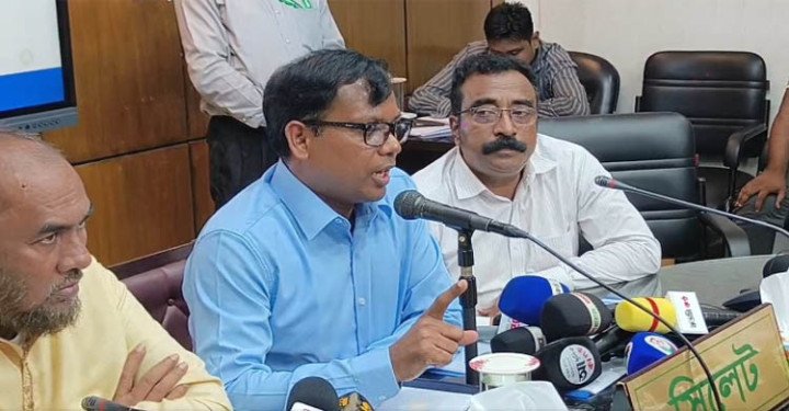 টিকিট কালোবাজারি ঠেকাতে এবং নগরীতে হকারদের সরিয়ে জনদুর্ভোগ লাঘবে কড়া অবস্থানে যাচ্ছে জেলা প্রশাসন